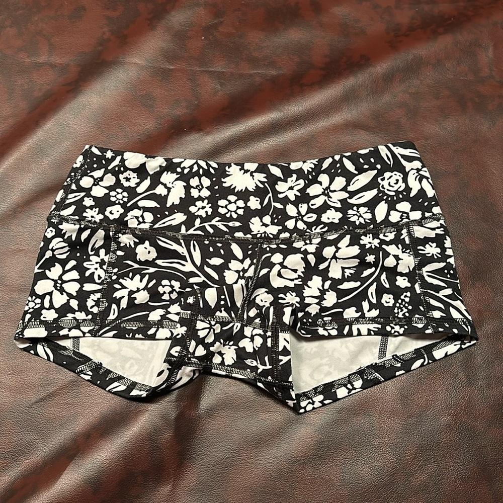 Like new FLEO low rise contour shorts. Size medium.